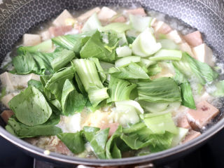 豆腐蛋花汤,看见鸡蛋液凝固时，放入青菜。