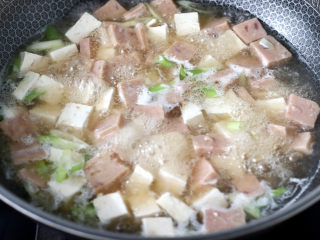 豆腐蛋花汤,大火烧开煮1分钟。