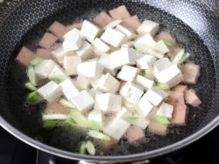 豆腐蛋花汤,加入炒好的豆腐。
