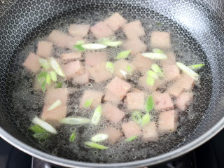 豆腐蛋花汤,锅中倒入适量的清水。