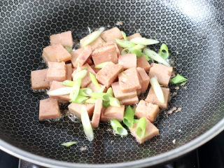 豆腐蛋花汤,放入葱花爆香。