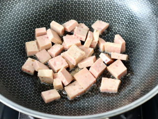豆腐蛋花汤,热锅倒入一丢丢食用油，放入午餐肉小火慢慢煎至变软。
