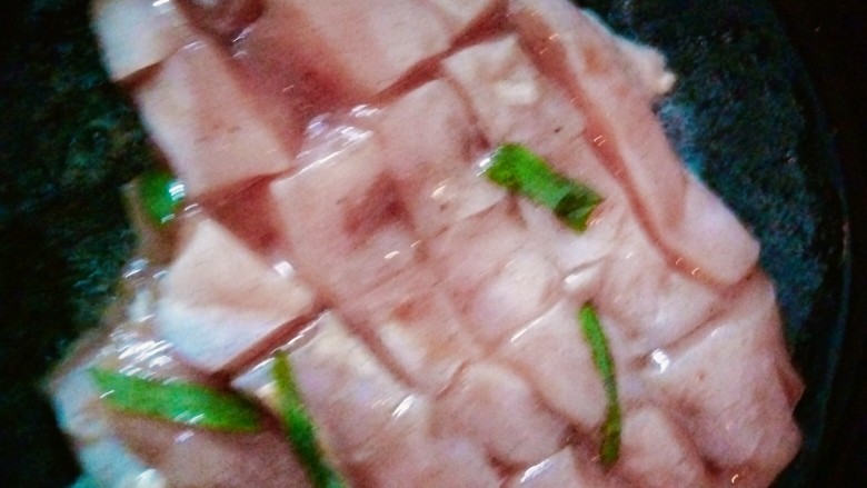 鸡胸肉蔬菜沙拉,起锅烧油，油温5成热，放入腌制好的鸡胸肉！