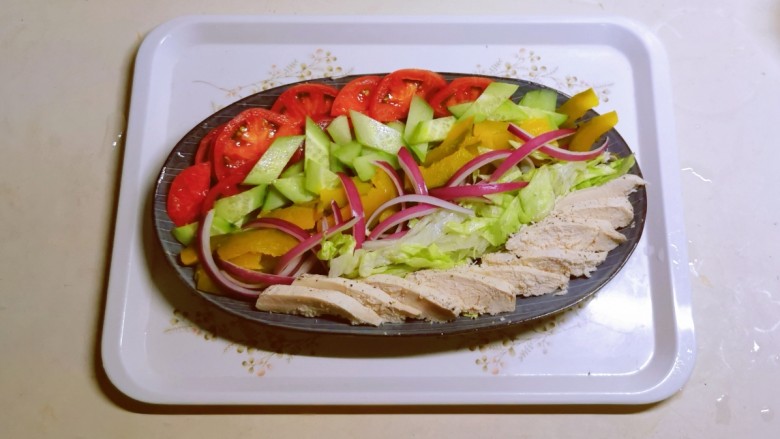 鸡胸肉蔬菜沙拉,处理好的鸡胸肉和蔬菜码放盘中。