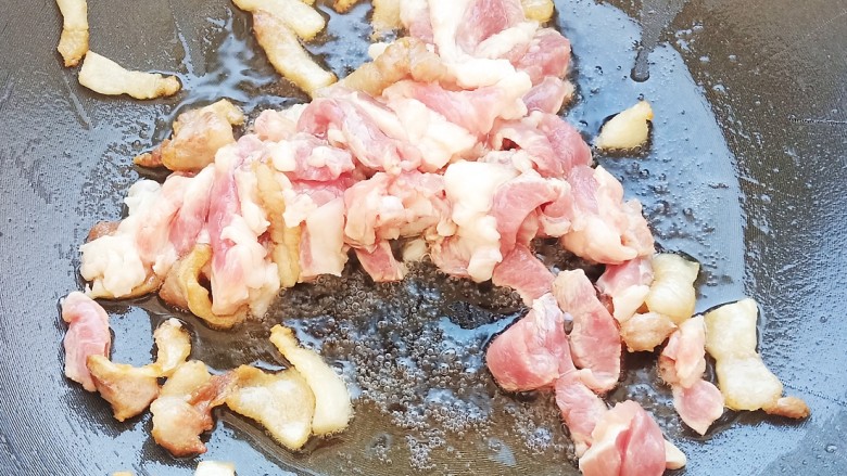 笋干炒肉,锅中放油，加入猪肉煸炒