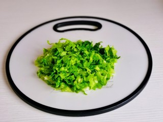 鸡胸肉蔬菜沙拉,生菜洗净切丝。