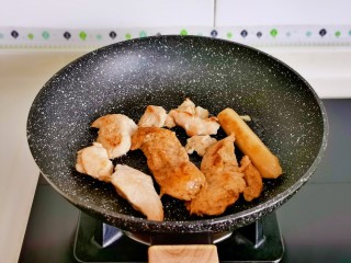 鸡胸肉蔬菜沙拉,鸡胸肉加热一下，还加了一根鸡肉肠，不需要放油。