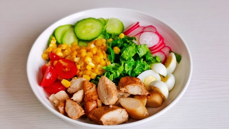 鸡胸肉蔬菜沙拉,所有食材装盘。