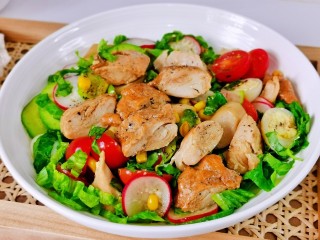 鸡胸肉蔬菜沙拉,拌均匀即可食用。