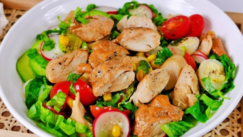 鸡胸肉蔬菜沙拉,拌均匀即可食用。