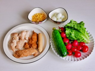 鸡胸肉蔬菜沙拉,准备食材，鹌鹑蛋煮熟。