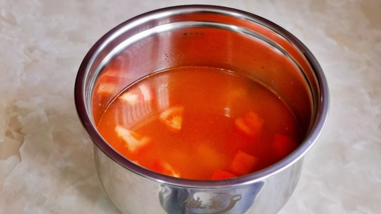 番茄排骨煲,加入纯净水，水量可以自己掌握。