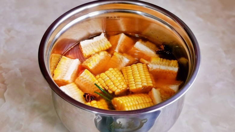 番茄排骨煲,加入切好的玉米段。