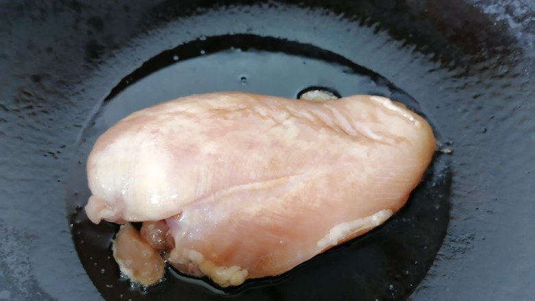 鸡胸肉蔬菜沙拉,锅内放油烧热放入鸡胸肉煎一下