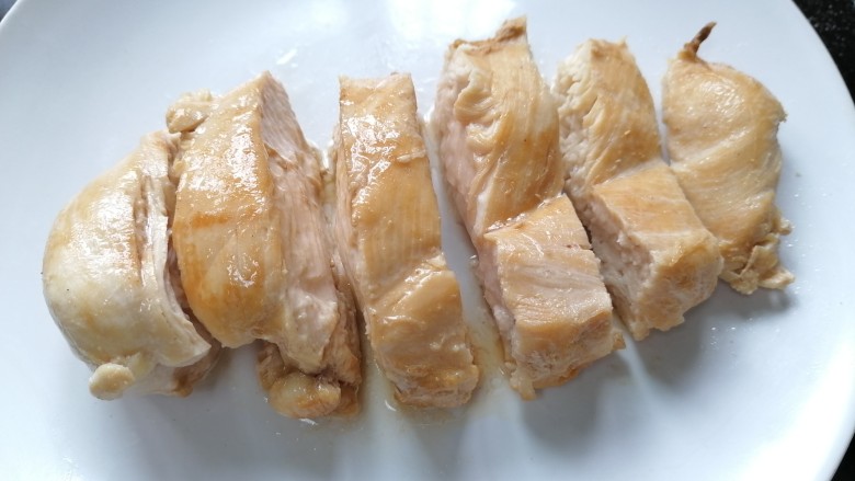 鸡胸肉蔬菜沙拉,将鸡胸肉切成块状