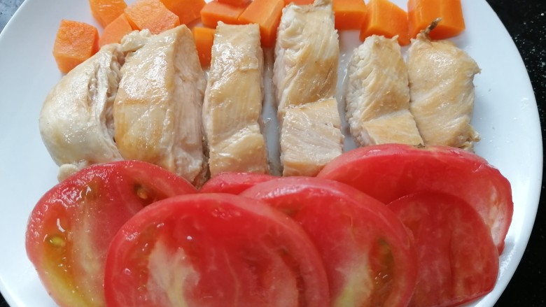 鸡胸肉蔬菜沙拉,将番茄码放在旁边