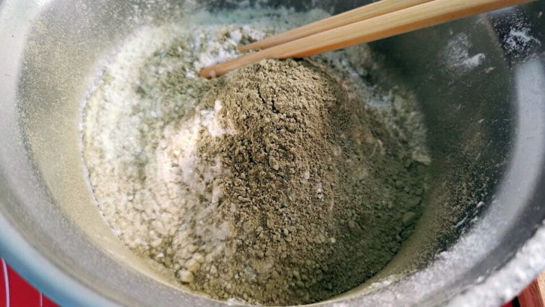 牛肉锅贴,面粉加入抹茶粉