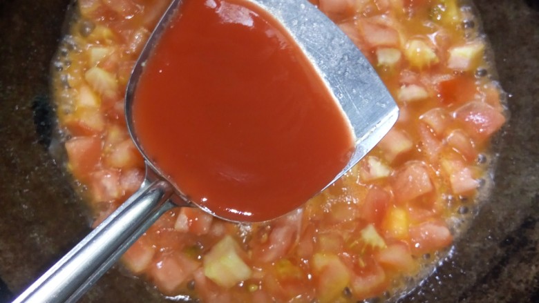 鲜香鸡蛋番茄汤,加入番茄酱翻炒。