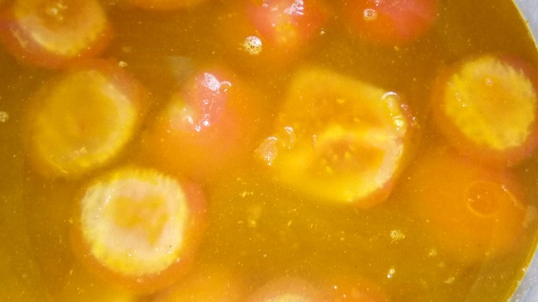 鲜香鸡蛋番茄汤,汤锅中加水，放入炒香的番茄，大火煮。