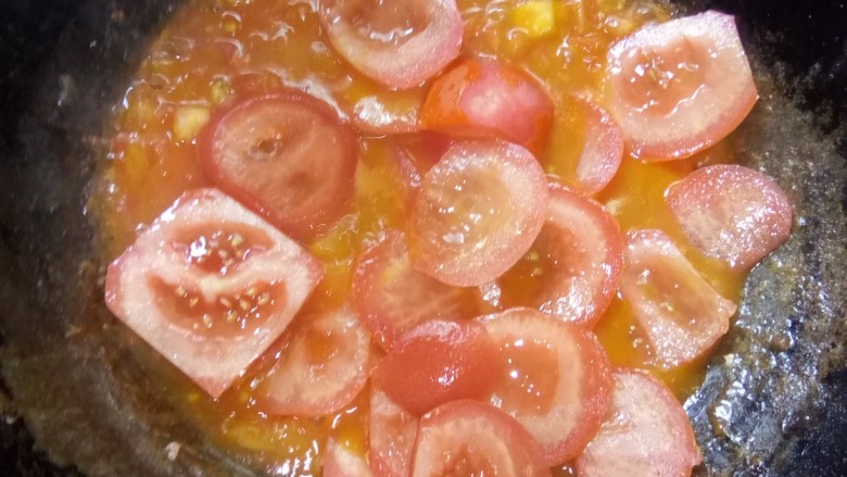 鲜香鸡蛋番茄汤,放入番茄片翻炒。