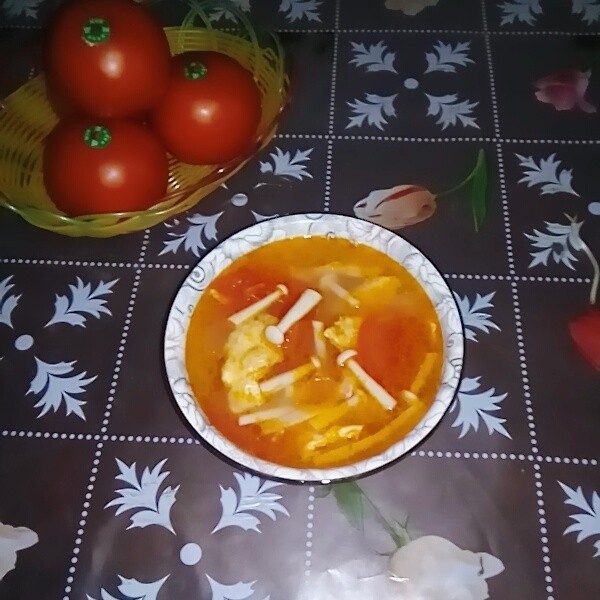鲜香鸡蛋番茄汤,鲜香鸡蛋番茄汤端上餐桌。