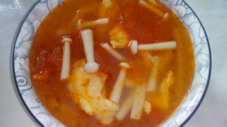 鲜香鸡蛋番茄汤,盛入汤碗中。