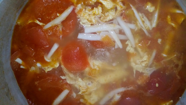 鲜香鸡蛋番茄汤,小火熬汤。