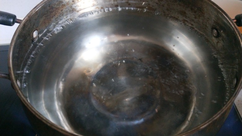 酸汤粉,锅中加入适量水烧开。