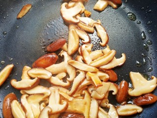 韩式拌饭,香菇洗净切片，锅中倒少许油炒熟。