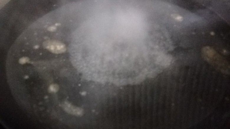 酸汤粉,烧油的锅直接倒入适量水烧开。