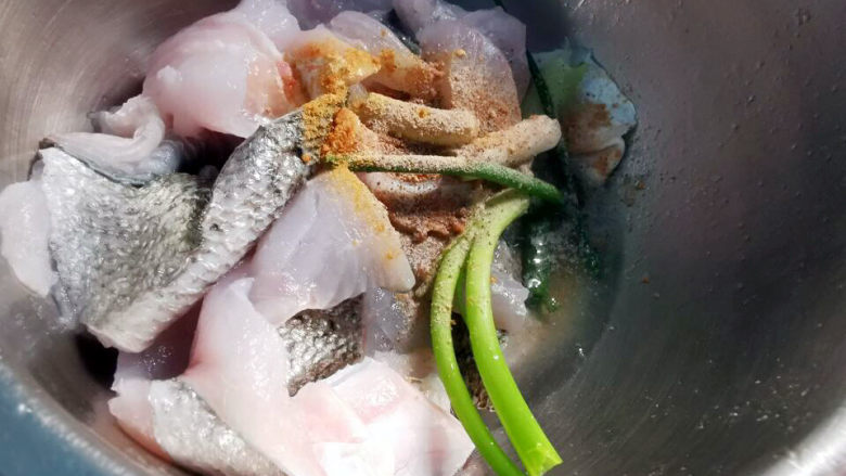 黄豆酱蒸鲈鱼,加入葱段与生姜粉抓匀