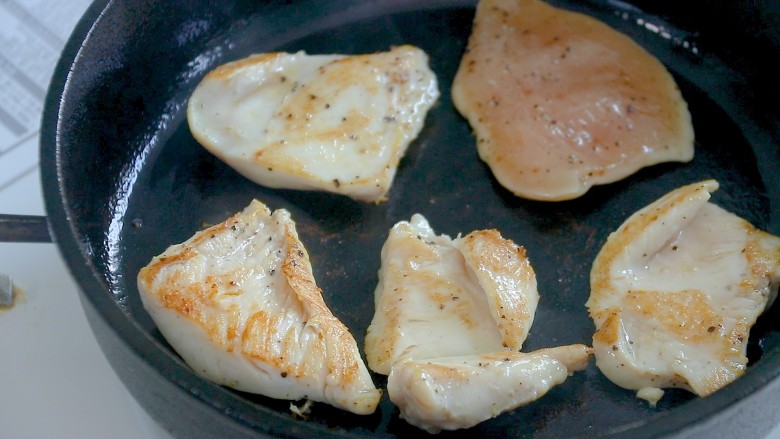 鸡胸肉蔬菜沙拉（减脂餐）,用铸铁锅煎熟备用