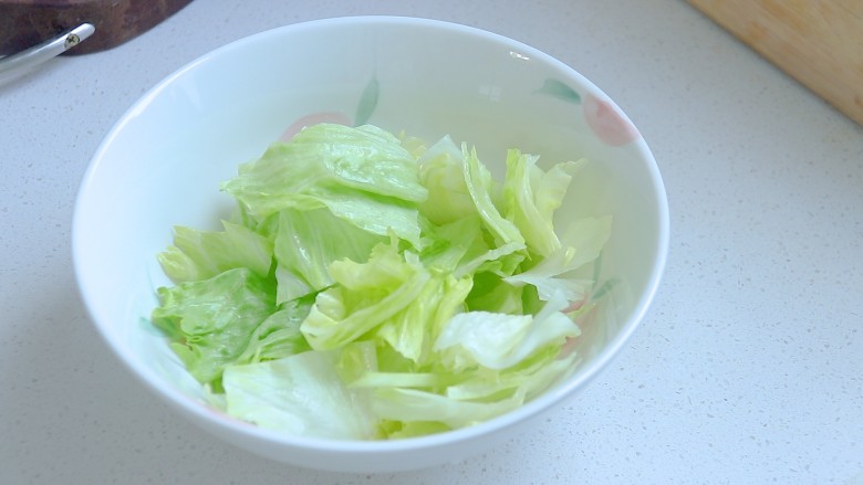 鸡胸肉蔬菜沙拉（减脂餐）,碗里依次放入包菜片