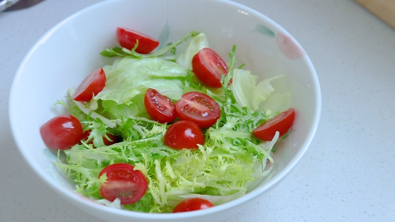 鸡胸肉蔬菜沙拉（减脂餐）,切开的小番茄