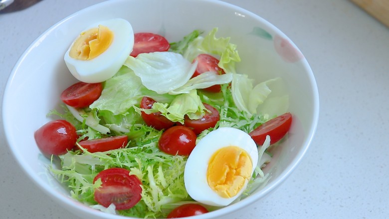 鸡胸肉蔬菜沙拉（减脂餐）,煮熟的鸡蛋对半切开
