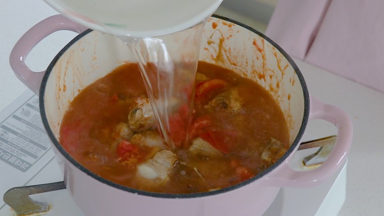 番茄排骨煲,倒入开水煮沸腾，煮15分钟