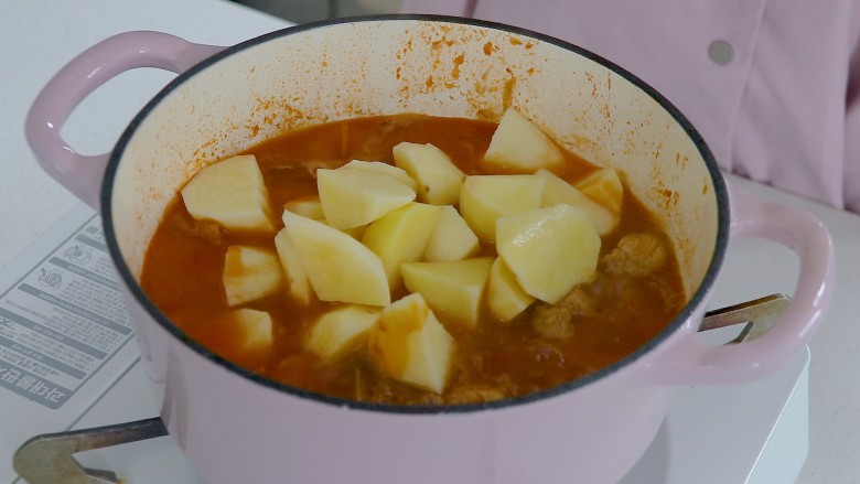 番茄排骨煲,放入土豆块，焖炖30分钟