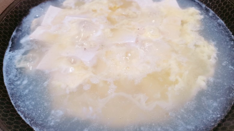 豆腐蛋花汤,煮至水开后再倒入鸡蛋液，注意鸡蛋液要打圈慢慢倒