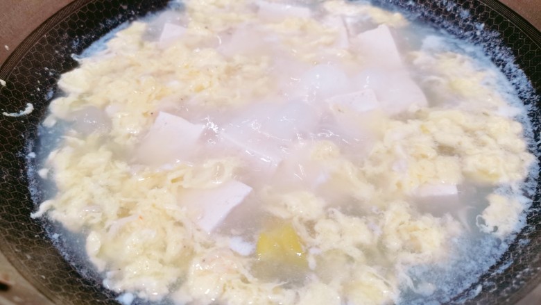 豆腐蛋花汤,倒完之后搅拌一下，以免粘底