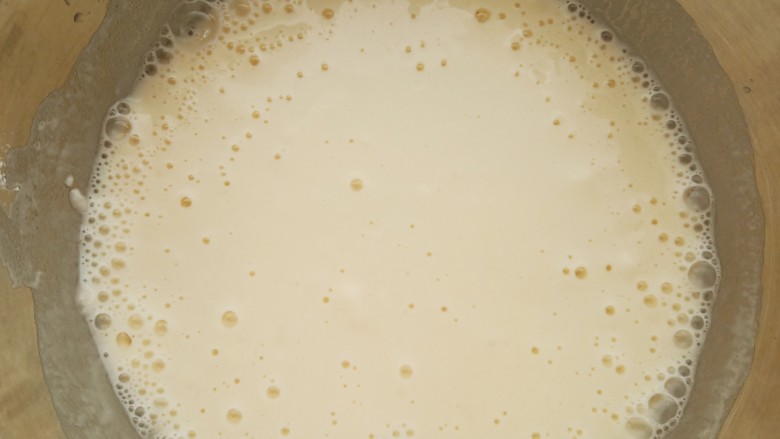 手不沾面粉的快手早餐鸡蛋饼,将面粉和纯净水倒入盆中，搅拌均匀至无颗粒状的面糊。