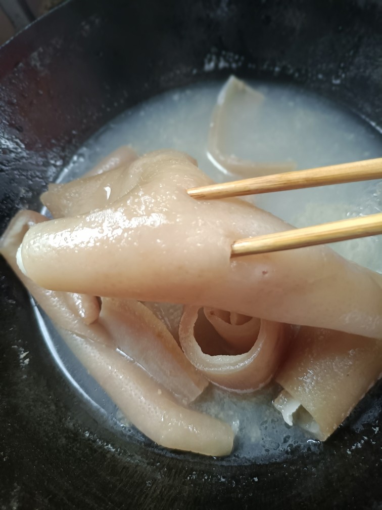泡椒猪皮,用筷子插入猪皮，即烂，