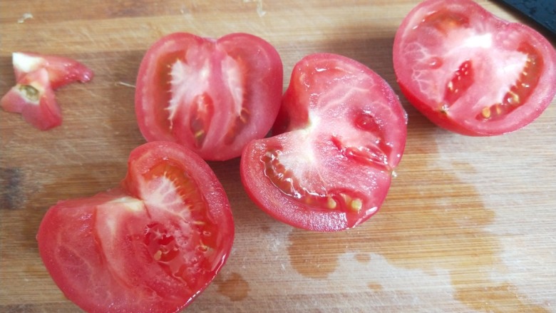 番茄排骨煲,切成两半去底部。