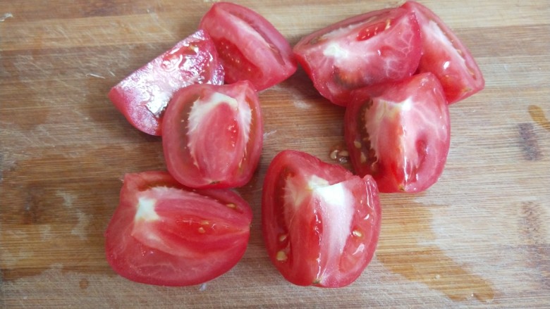 番茄排骨煲,在切成四半。