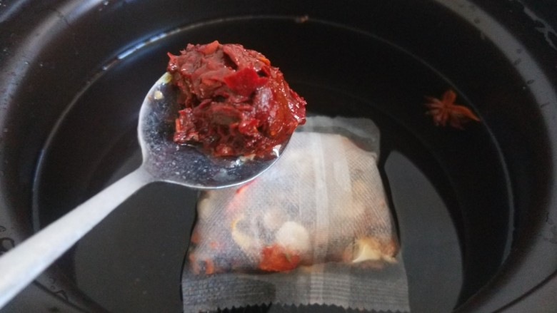 番茄排骨煲,在加入适量水，半勺豆瓣酱。