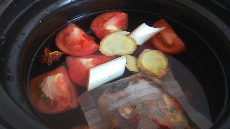 番茄排骨煲,加入姜片葱段。