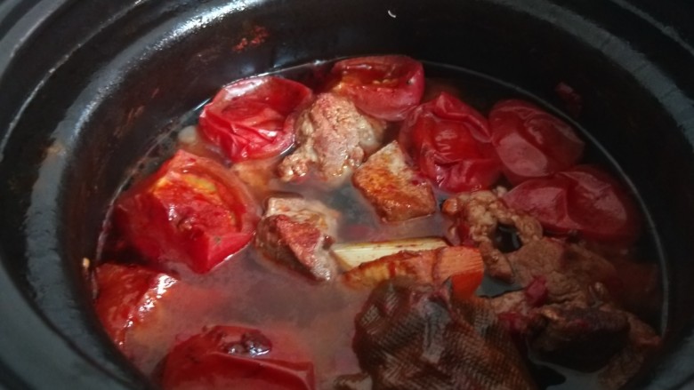 番茄排骨煲,可以加入土豆和其他菜一起煲。