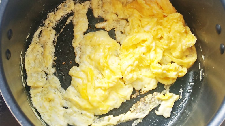 快手营养炒面,锅中加入一汤匙食用油，油热加入鸡蛋液滑熟。