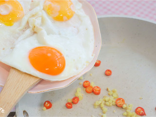 鸡蛋里加点可乐竟然这么惊艳？好吃到连碗底都不放过！,再倒入姜末小米椒炒香，放入煎好的鸡蛋。
