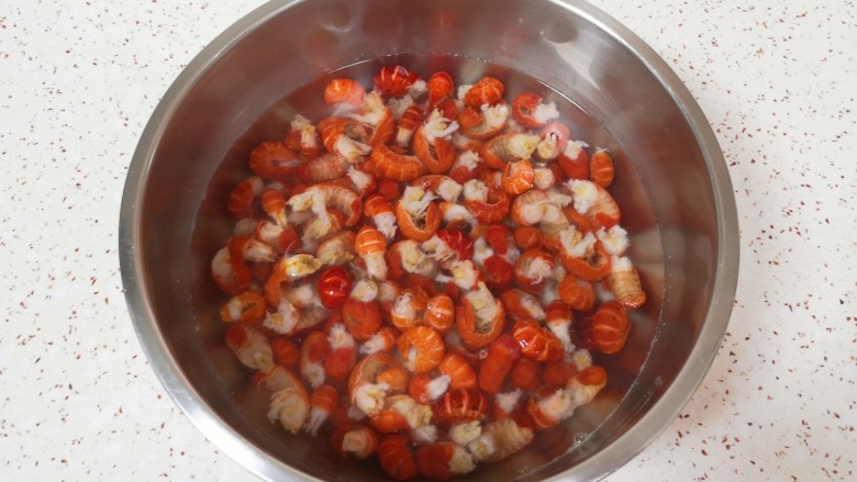 干煸小龙虾,焯过水的虾尾捞出过凉水。