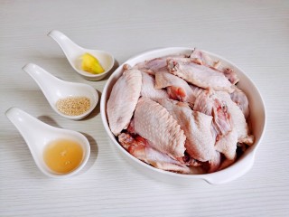 蒜香焖翅,准备食材，鸡翅泡冷水，将血水泡出。